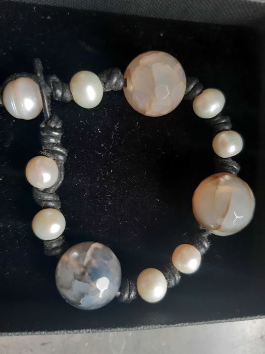 Pulseira pérolas, pedras semipreciosas e couro, Nunca usada
