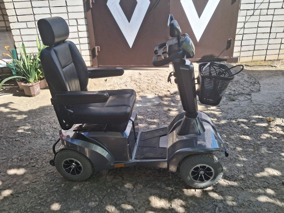 Чотирьох колісний електро скутер Sterling S700