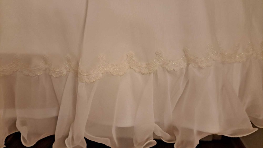 Suknia ślubna na ramiączkach