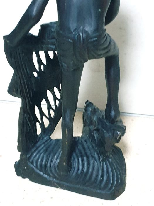 Escultura africana de um pescador em madeira exótica