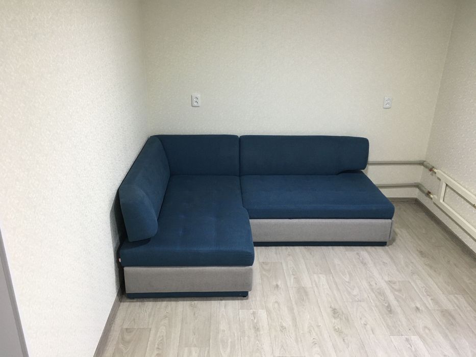 Диван кутовий розміри 2.3 х 1.7м.