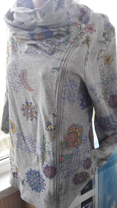 Кофта брендовая размер М. Свитшот. Спортивная кофта