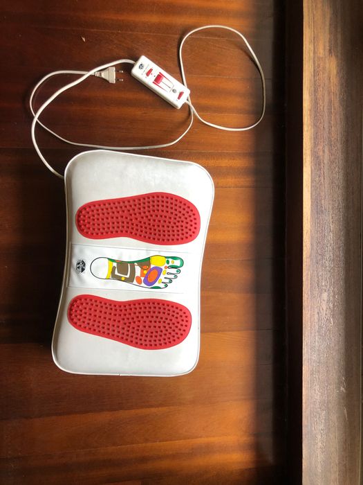 Aparelho para massagem de pés,  com aquecimento e comando