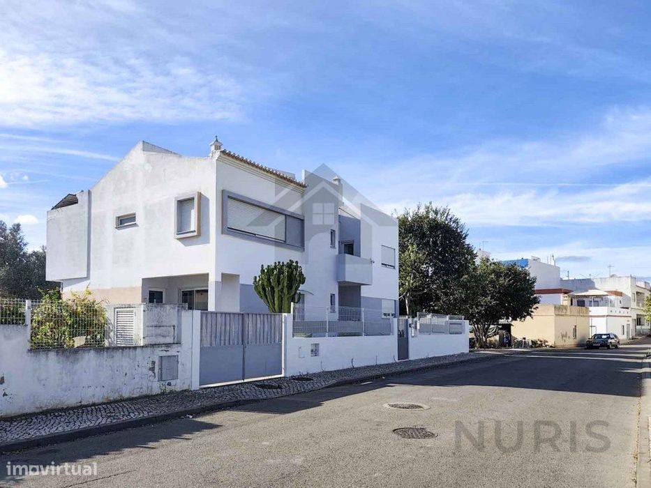 T4 Villa with Pool for Sale in Portimão