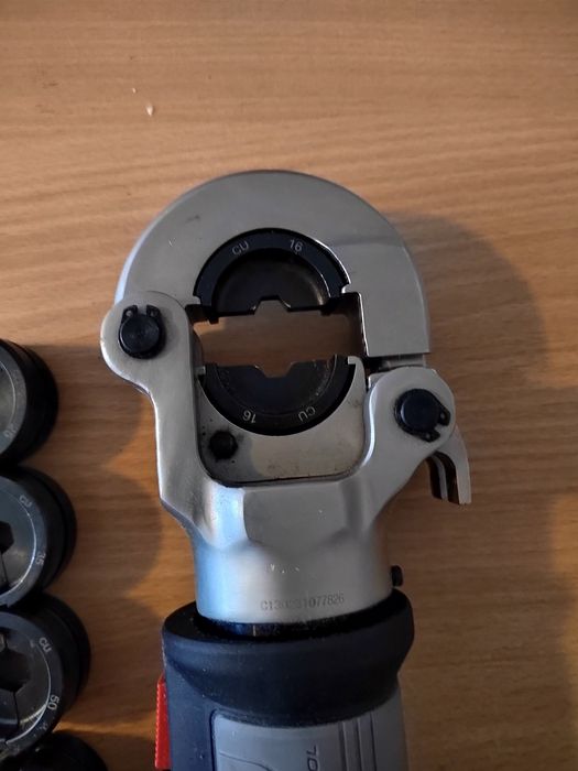 Szczypce hydrauliczne do zaciskania kabli