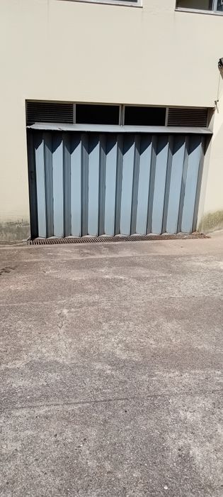 Lugar de garajem carro grande