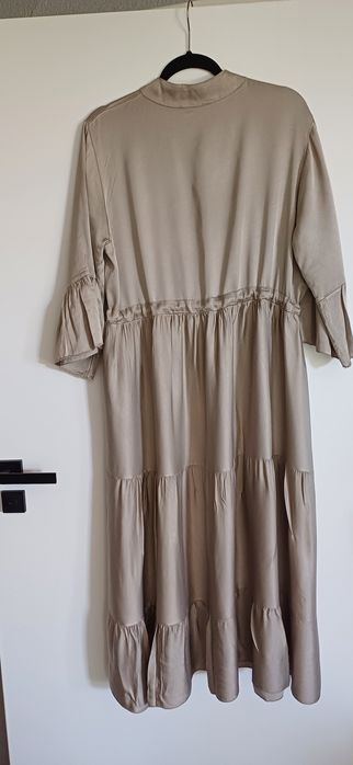Sukienka beżowa satynowa
