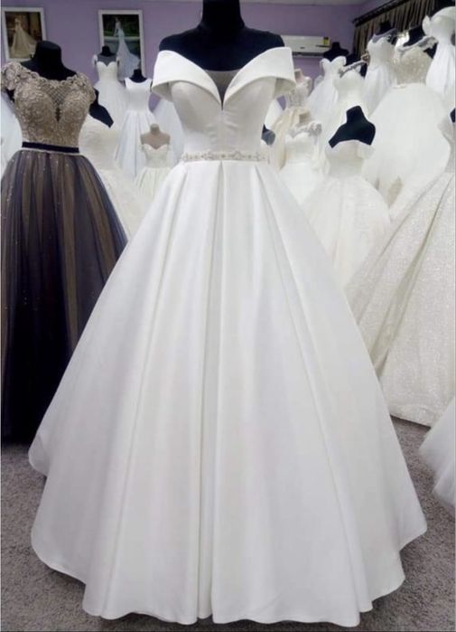 Весільна атласна сукня