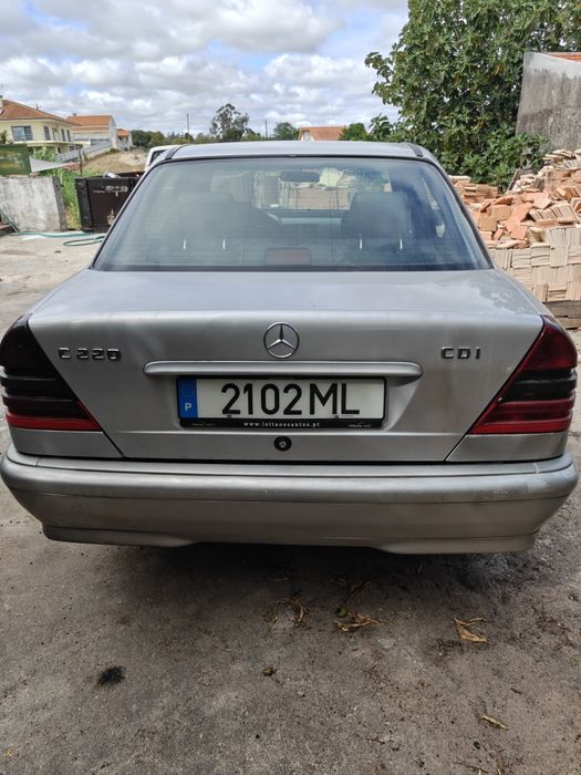 Mercedes C200 CDI, primeiro registo 1998, 350.000 kms, em bom estado geral, 2.000 euros
