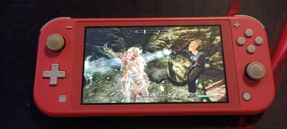 Nintendo Switch Lite + чехол + игры