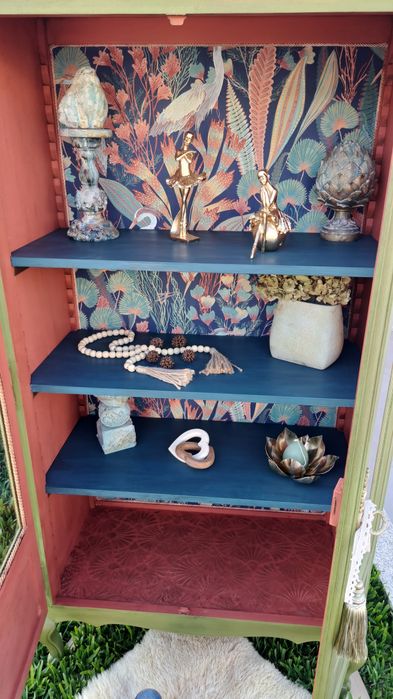 Vitrine verde, azul e pessego