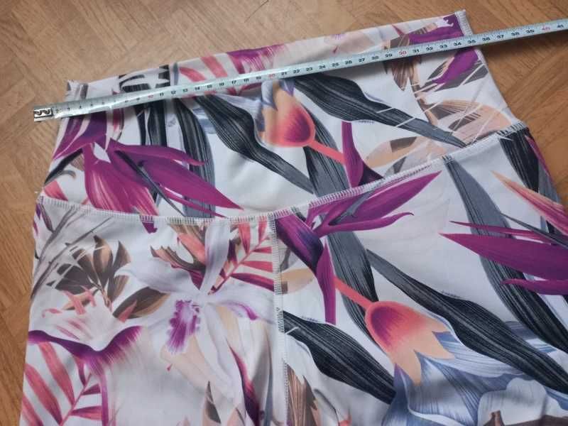 Kolorowe leginsy na siłownię