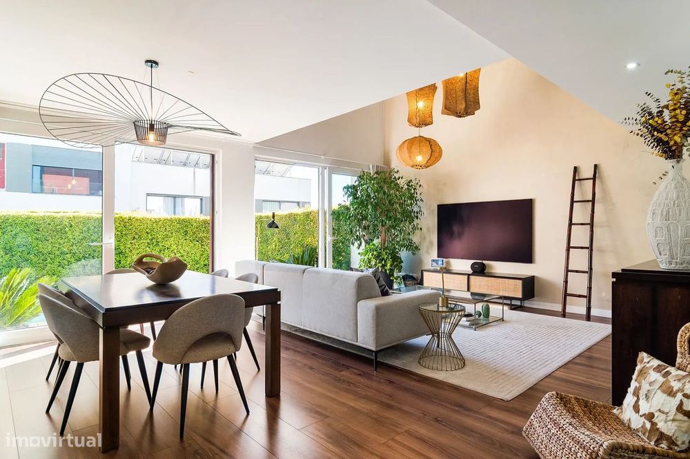 Moradia T3+1 Contemporânea com Piscina, Jardim e Garagem para 2 Carros
