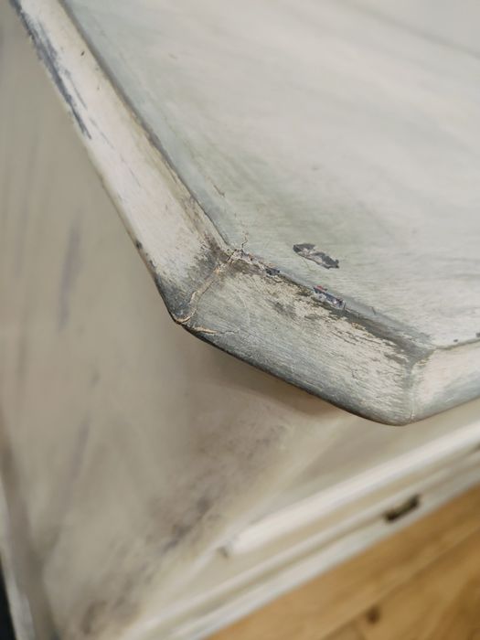 Stara odnowiona komoda