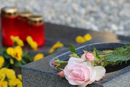 Sprzątanie opieka nad grobami mycie pomników