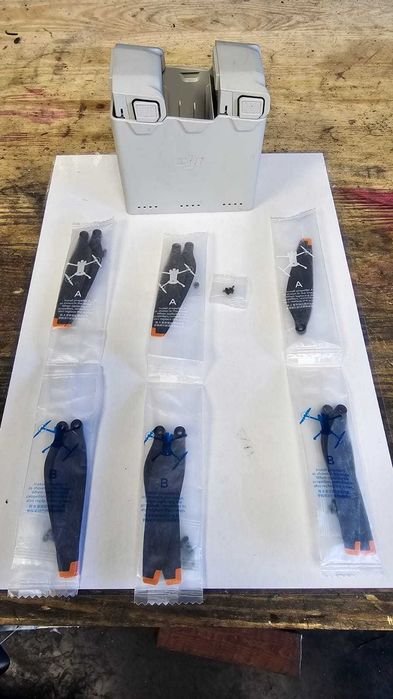 2 Baterie do drona DJI Mini 4 Pro w zestawie z hubem ładującym.