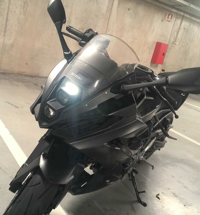 Suzuki gsx 8r como nova