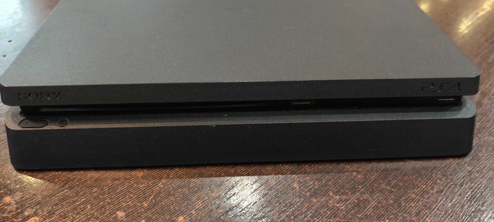Konsola Ps4 slim