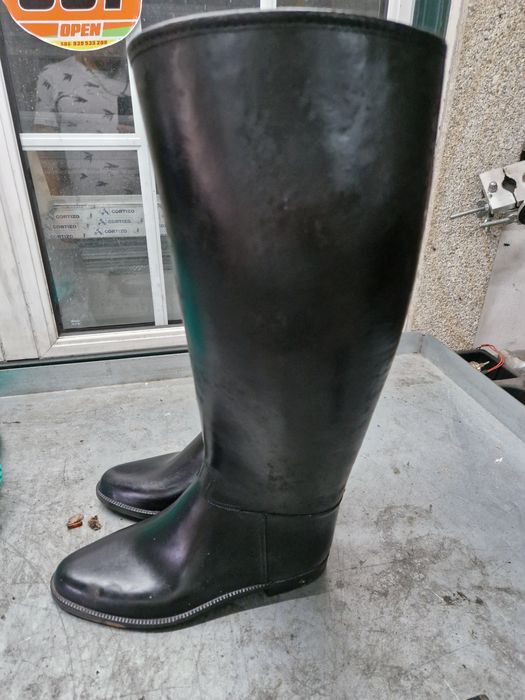 Botas e capacete de equitação