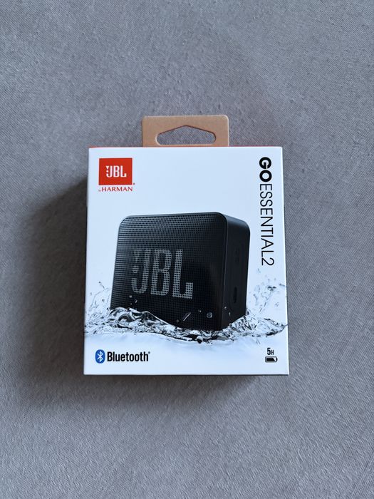 Czarny glosnik przenośny JBL GO Essential 2