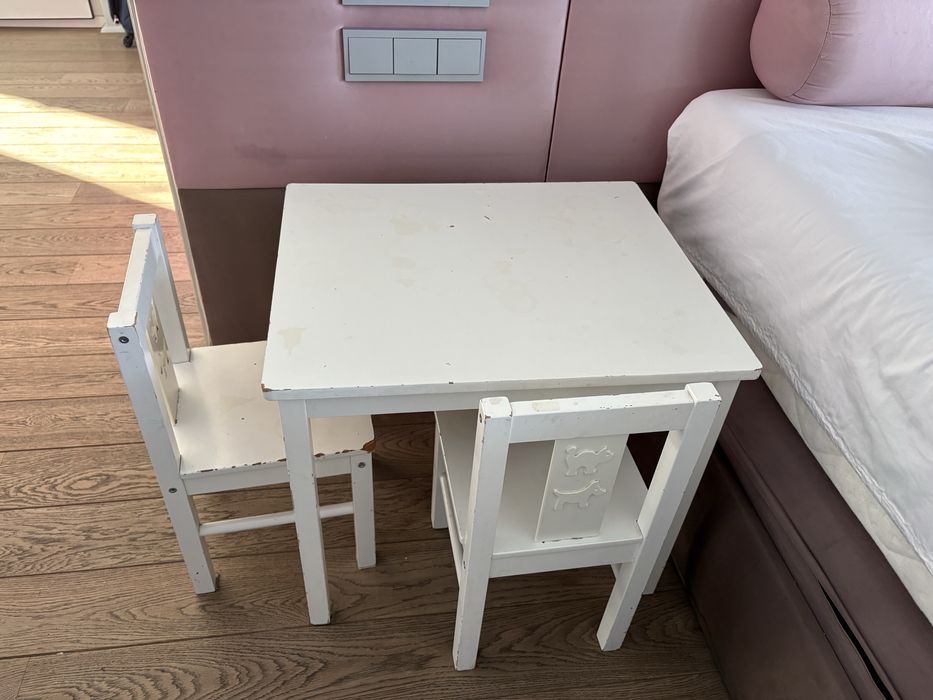 Stolik i dwa krzesełka dziecięce