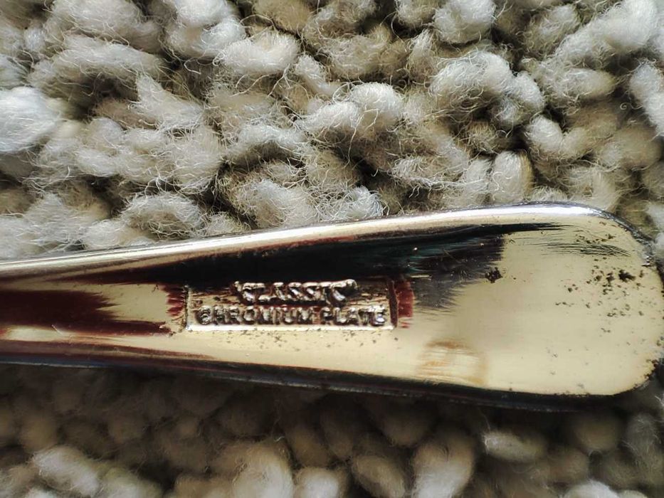 Elegante Manteigueira/Prato de Caviar em Formato de Concha