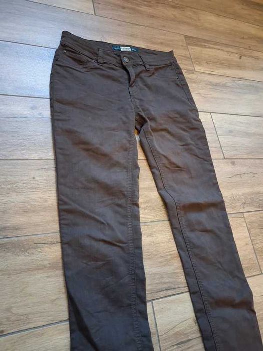 Dopasowane materiałowe spodnie - Pull & Bear