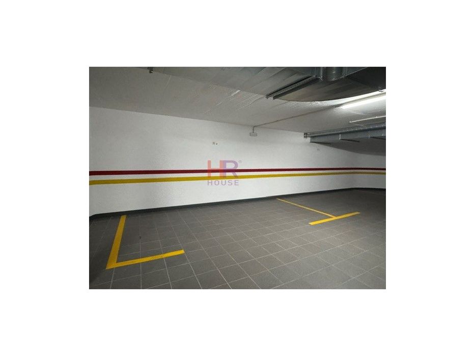 Vende-se parqueamento privativo coberto.