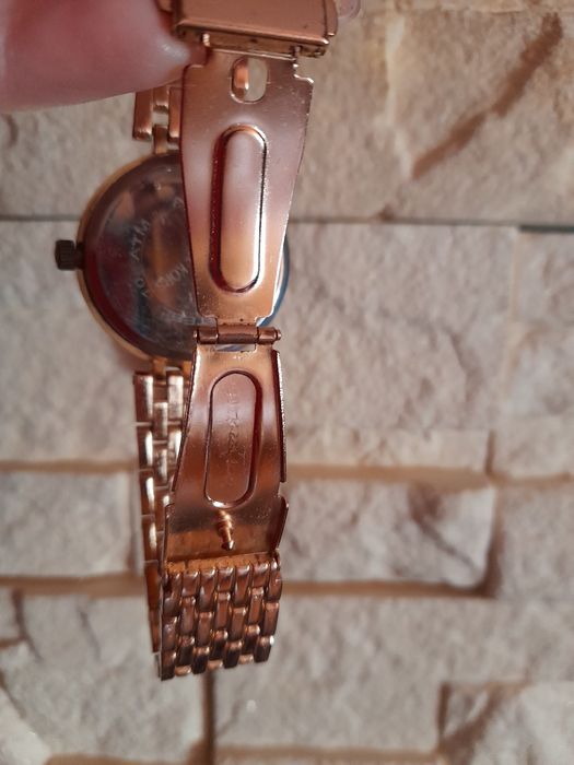 Elegancki damski zegarek  duża tarcza z cyrkoniami kolor złoty