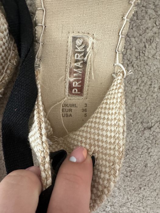 Czarne wiązane espadryle