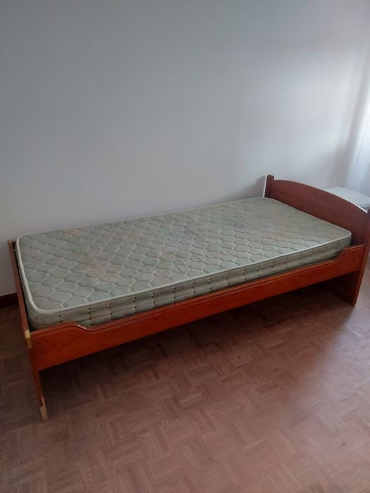 Cama de madeira do antigo vassoureiro com 2 gavetões  grandes