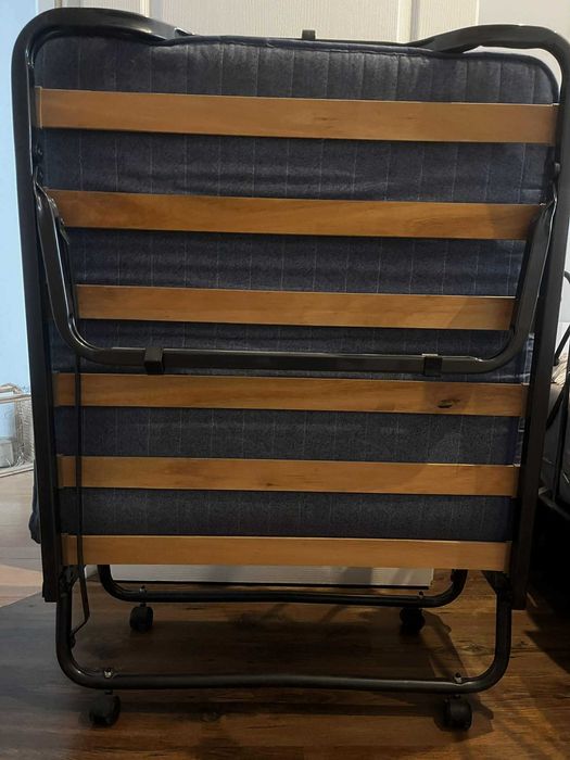 Łóżko polowe z materacem