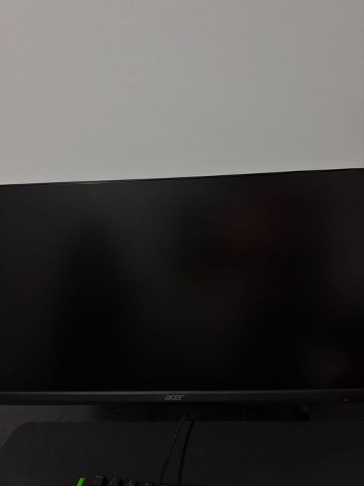 Mesa e cadeira e periféricos e monitor