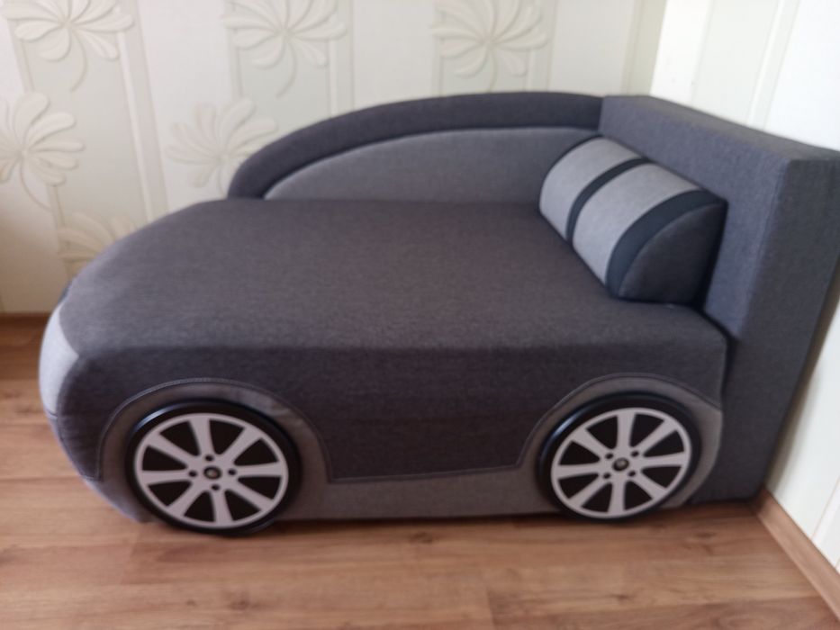 Дитяче ліжко-диван-автомобіль