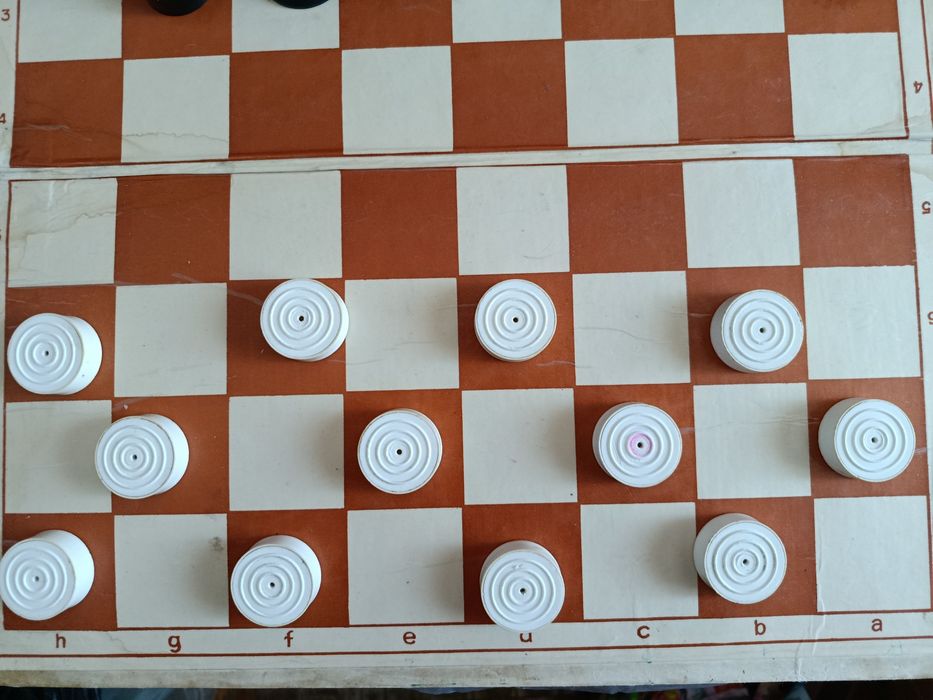 Шахматні фігурки, шашки