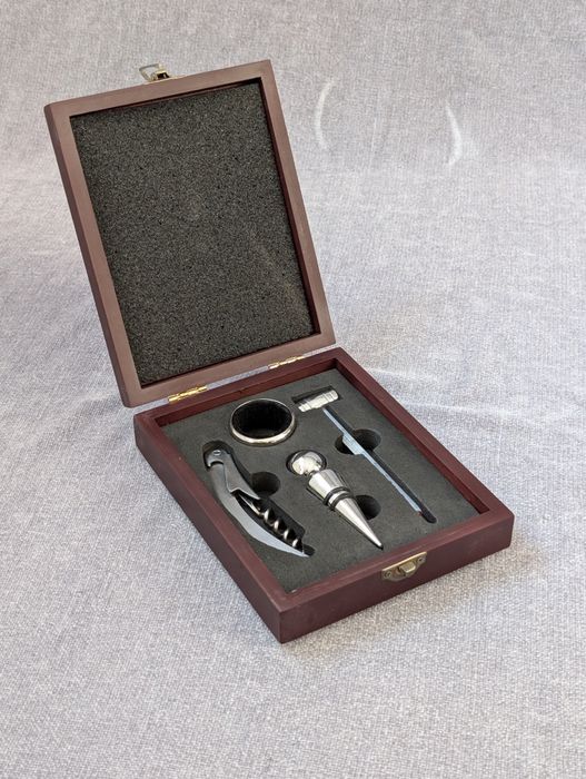 Elegancki zestaw do wina w drewnianej szkatułce – 4 elementy / Sommeli