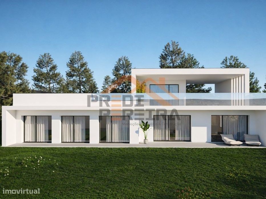 Located in Sobral da Lagoa, urban plot.