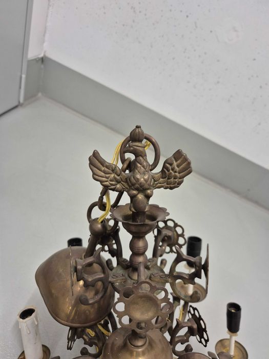 Zabytkowy mosiężny żyrandol z orłem w koronie orzeł