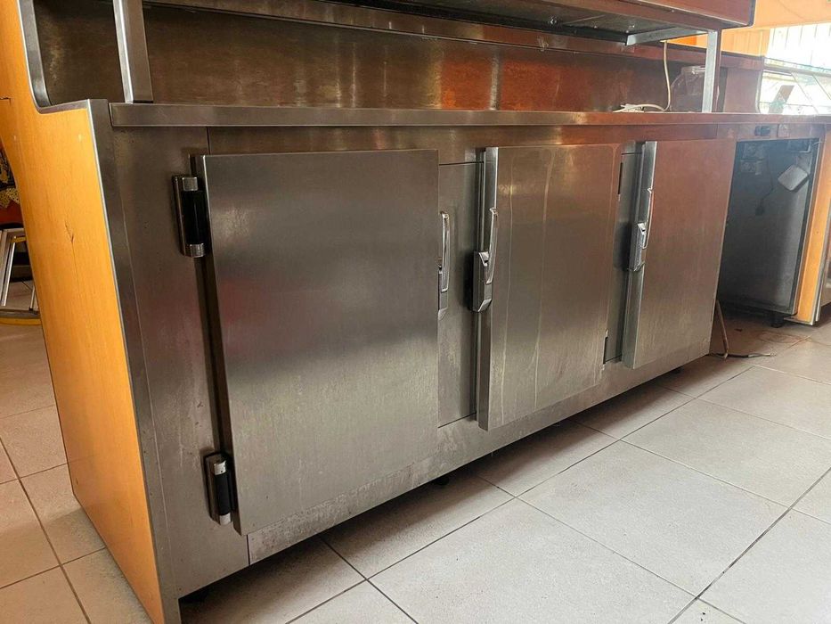 Balcão refrigerador com 3 portas, embutido em móvel com balcão ext