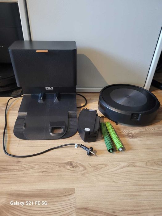 Robot sprzątający iRobot Roomba j7+ z Clean Base