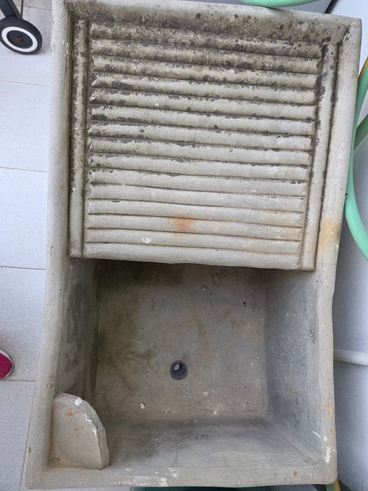 Tanque de lavar roupa em bom estado