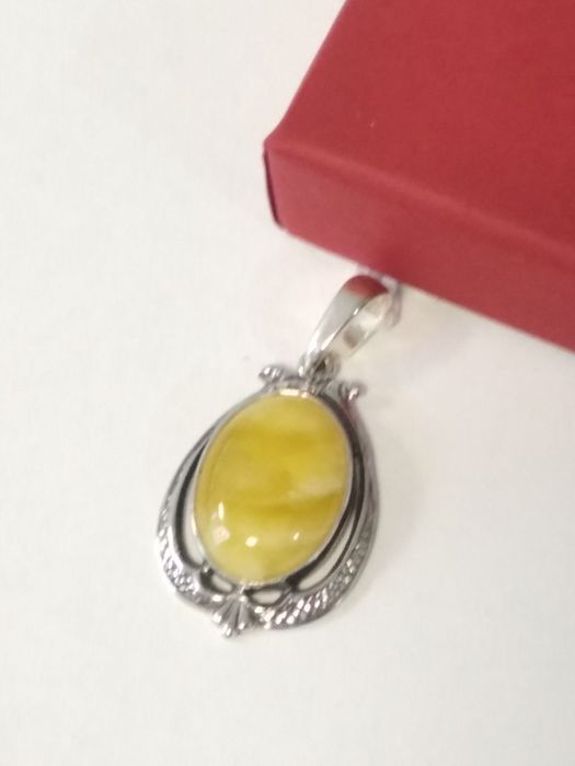 Srebrny wisiorek z mlecznym bursztynem srebro 925