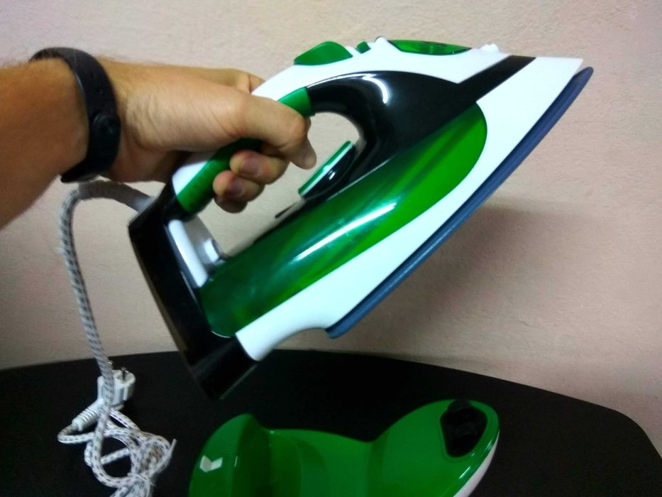 Праска без дроту утюг Royalty Line з керамічною підошвою 2200 Вт