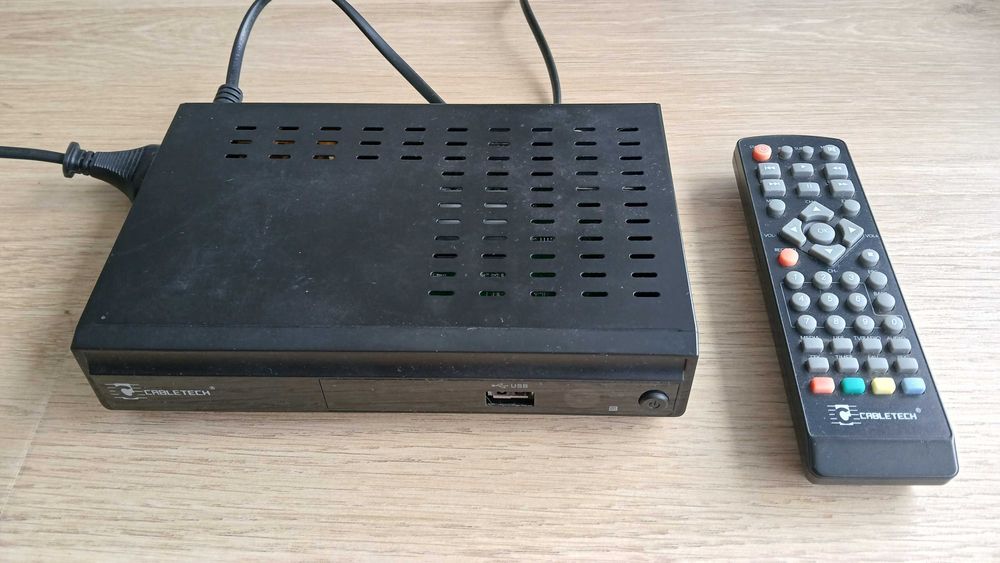 Dekoder DVBT Cabletech URZ 0083E z pilotem