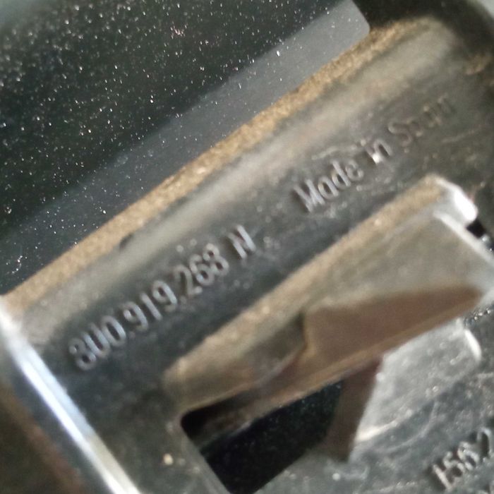 Audi Q3 8U Lift Kratka Zderzaka Prawa Przednia 8U0 Zaslepka Oryg