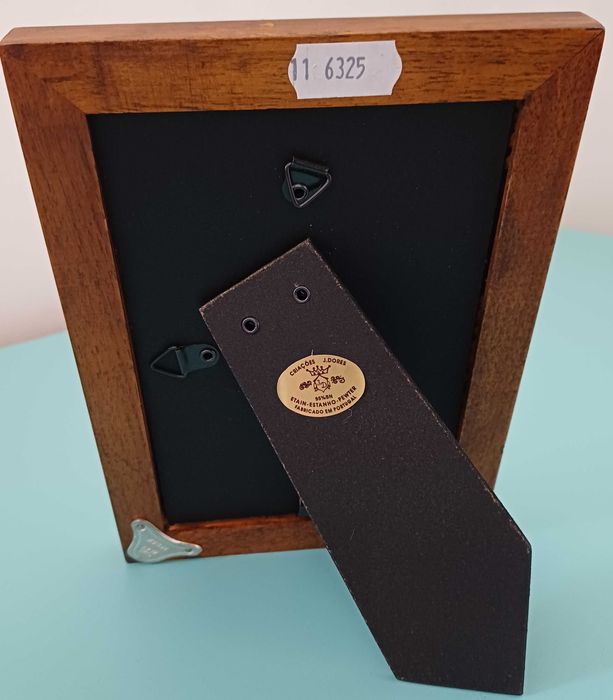 moldura em estanho e madeira com figura de anjo