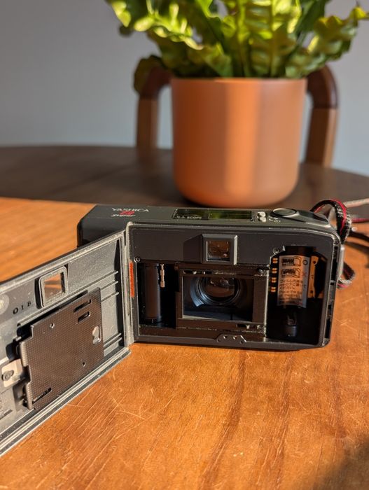 Câmara analógica Yashica T3 Super