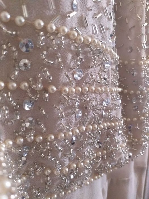 Vestido de cerimónia com bordados de pérolas