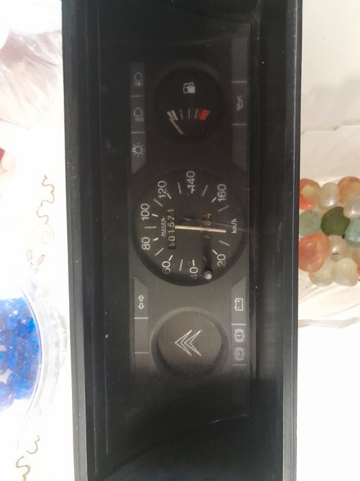 Painel de instrumentos do Citroën ax anos 80.