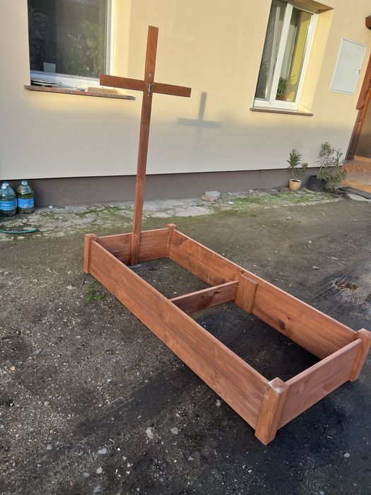 Tymczasowa obudowa grobu